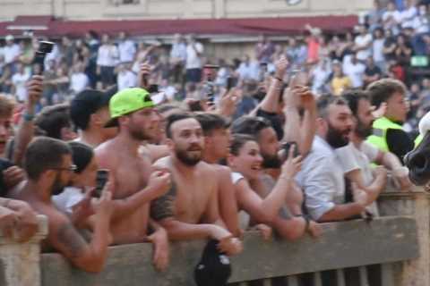 ‘World’s most insane horse race’ featured in James Bond sees jockeys risk life & limb racing full pelt in city streets