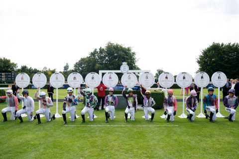 ‘What an amazing group of women’ – powerful moment jockeys take the knee before Magnolia Cup at Glorious Goodwood
