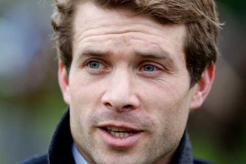 Who is Sam Thomas and what horses does he train?