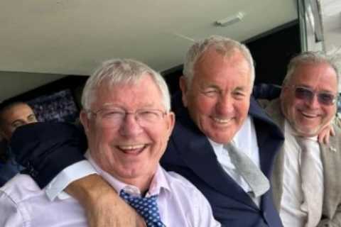 Fans all say the same thing as Man Utd legend Alex Ferguson looks absolutely brilliant on lads’ holiday in Australia