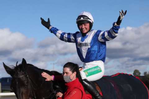 Bryony Frost: Last-minute change of plan on Frodon won’t stop us bounding to victory in Badger Beer for Paul Nicholls