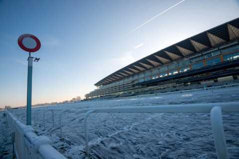 Saturday’s racing in Britain wiped out as Lingfield and Chelmsford forced to abandon after temperatures drop to -9C
