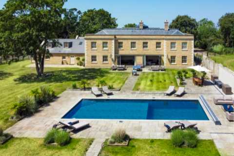 Inside Frankie Dettori’s amazing mansion that you can rent for a whopping £15,000 A MONTH